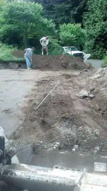 Driveway Extension & Retaining Wall in Bellevue, WA: concrete driveway work by Redmond Concrete (photo 4 of 6)