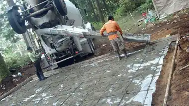 Shed Pad: concrete slab work by Redmond Concrete, concrete contractor serving Kirkland (photo 6 of 6)