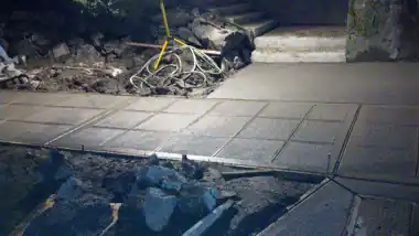 Sidewalk, Approach & Driveway in Seattle, WA: concrete walkway and steps work by Redmond Concrete (photo 2 of 6)
